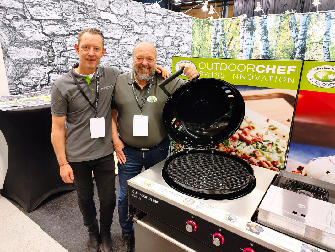 Claus Brøndum Henriksen (t. v.) og Petter Lein med en av de større Outdoorchef-modellene, Lugano 570G til 25.000 kroner. Foto: Stian Sønsteng Claus Brøndum Henriksen (t. v.) og Petter Lein med en av de større Outdoorchef-modellene, Lugano 570G til 25.000 kroner. Foto: Stian Sønsteng