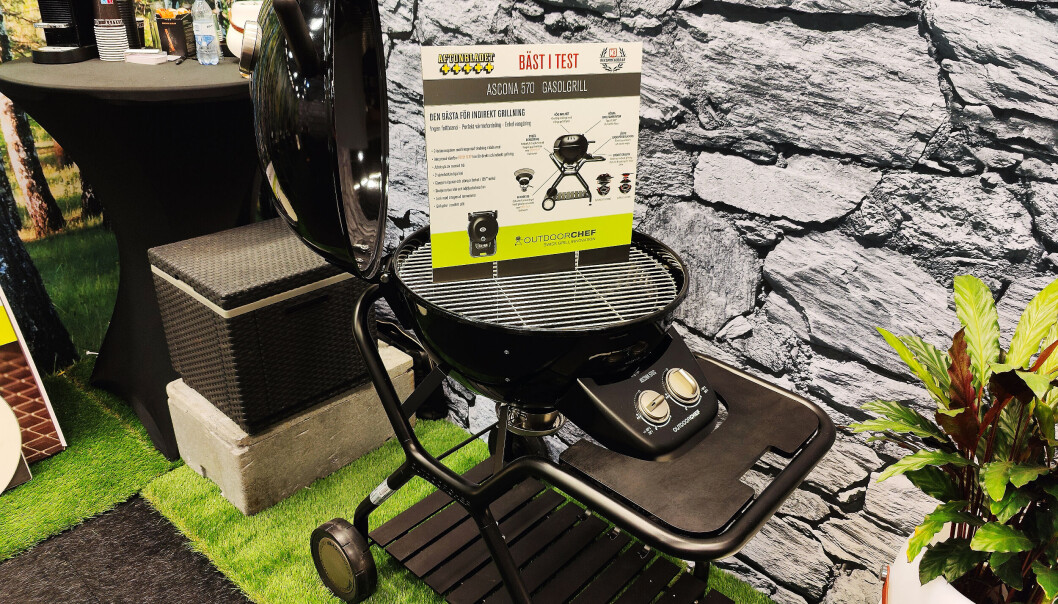 Den kuleformede gassgrillen Outdoorchef Ascona 570C har en diameter på 57 centimeter og koster 8.000 kroner. Foto: Stian Sønsteng Den kuleformede gassgrillen Outdoorchef Ascona 570C har en diameter på 57 centimeter og koster 8.000 kroner. Foto: Stian Sønsteng