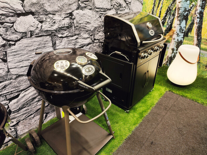 Kullgrillen Outdoorchef Kensington 570C har en diameter på 57 centimeter og koster 4.000 kroner. I bakgrunnen en av selskapets kvadratiske gassgriller, som de har åtte modeller av. Foto: Stian Sønsteng Kullgrillen Outdoorchef Kensington 570C har en diameter på 57 centimeter og koster 4.000 kroner. I bakgrunnen en av selskapets kvadratiske gassgriller, som de har åtte modeller av. Foto: Stian Sønsteng