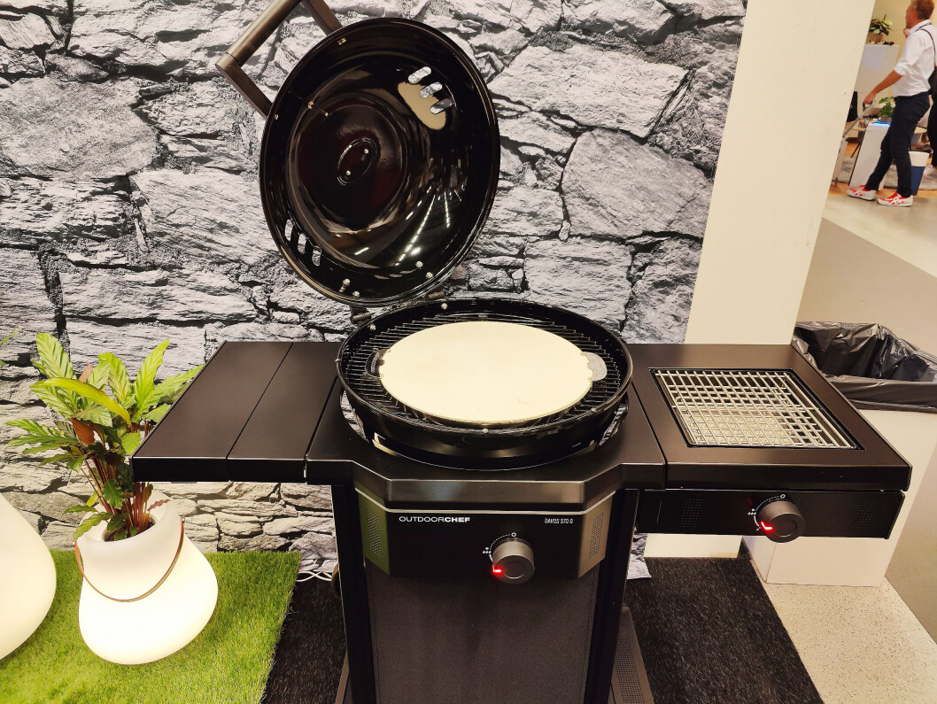 Outdoorchef Davos 570G (9.200,-), med pizzastein. – Våre kuleformede gassgriller er minst like gode til pizza som spesialovnene, sier Petter Lein. Foto: Stian Sønsteng Outdoorchef Davos 570G (9.200,-), med pizzastein. – Våre kuleformede gassgriller er minst like gode til pizza som spesialovnene, sier Petter Lein. Foto: Stian Sønsteng