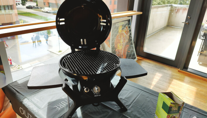 Elektriske Outdoorchef Minichef 420G har en diameter på 42 centimeter. Pris: 3.900,- Foto: Stian Sønsteng Elektriske Outdoorchef Minichef 420G har en diameter på 42 centimeter. Pris: 3.900,- Foto: Stian Sønsteng