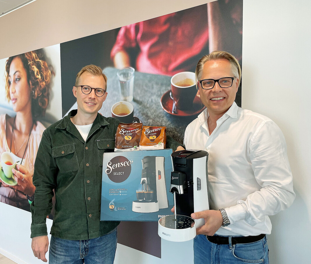 Salgssjef Joacim Sverlinger (t. h.) sammen med Mikkel Henriksen, som er nordisk ansvarlig for Senseo i JDE, med den nye Select-modellen. Foto: JDE Salgssjef Joacim Sverlinger (t. h.) sammen med Mikkel Henriksen, som er nordisk ansvarlig for Senseo i JDE, med den nye Select-modellen. Foto: JDE