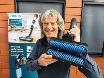 Mr. AquaTrio, Bas de Wit, med de to børstene på AquaTrio 9000 som roterer 4.500 ganger i minuttet. Maskinen kommer i handelen i september. Pris: 11.500,- Foto: Stian Sønsteng Mr. AquaTrio, Bas de Wit, med de to børstene på AquaTrio 9000 som roterer 4.500 ganger i minuttet. Maskinen kommer i handelen i september. Pris: 11.500,- Foto: Stian Sønsteng