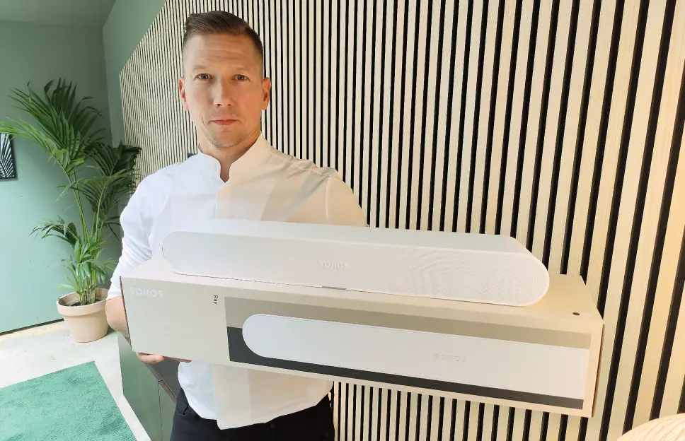 Aki Laine leder avdelingen for industridesign i Sonos, og har vært sentral i utviklingen av lydplanken Sonos Ray (3.000,-). Foto: Stian Sønsteng Aki Laine leder avdelingen for industridesign i Sonos, og har vært sentral i utviklingen av lydplanken Sonos Ray (3.000,-). Foto: Stian Sønsteng