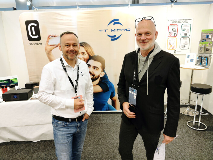 Roger Nygaard (t. h.) i Elon Svolvær besøker Jarle Ruud i TT Micro på Elon Expo. Foto: Stian Sønsteng Roger Nygaard (t. h.) i Elon Svolvær besøker Jarle Ruud i TT Micro på Elon Expo. Foto: Stian Sønsteng