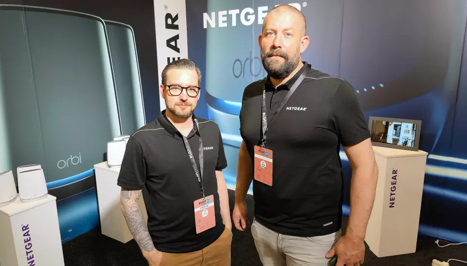 Johan Hoel (t. v) og Martin Jakobsen i Netgear på Elon Expo. Foto: Stian Sønsteng