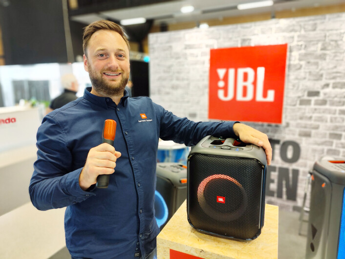 Erik Lerset i Harman med JBL Partybox Encore, med mikrofon. Foto: Stian Sønsteng Erik Lerset i Harman med JBL Partybox Encore, med mikrofon. Foto: Stian Sønsteng