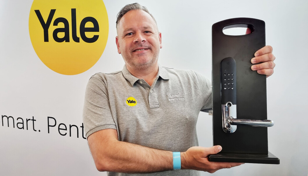 Stig Gjerde i Assa Abloy viser frem Yale Doorman L3. Foto: Jan Røsholm Stig Gjerde i Assa Abloy viser frem Yale Doorman L3. Foto: Jan Røsholm
