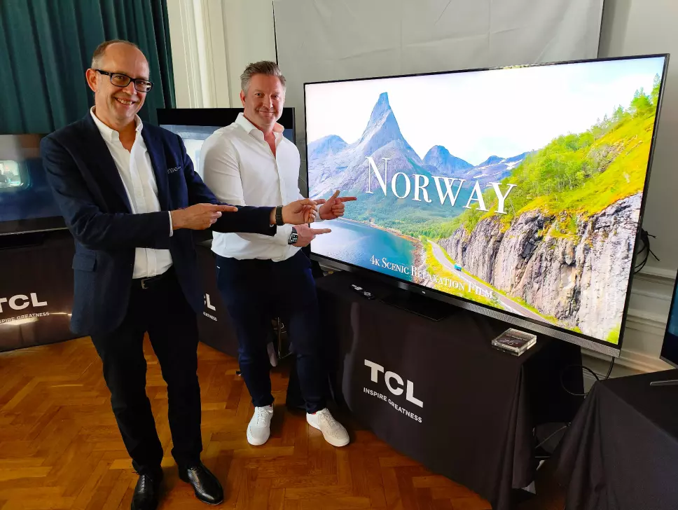Johan Huss (t. v.) og Per Svensk i TCL Electronics venter at deres nye 4K toppmodell C935 vil slå an i Norge. Foto: Stian Sønsteng