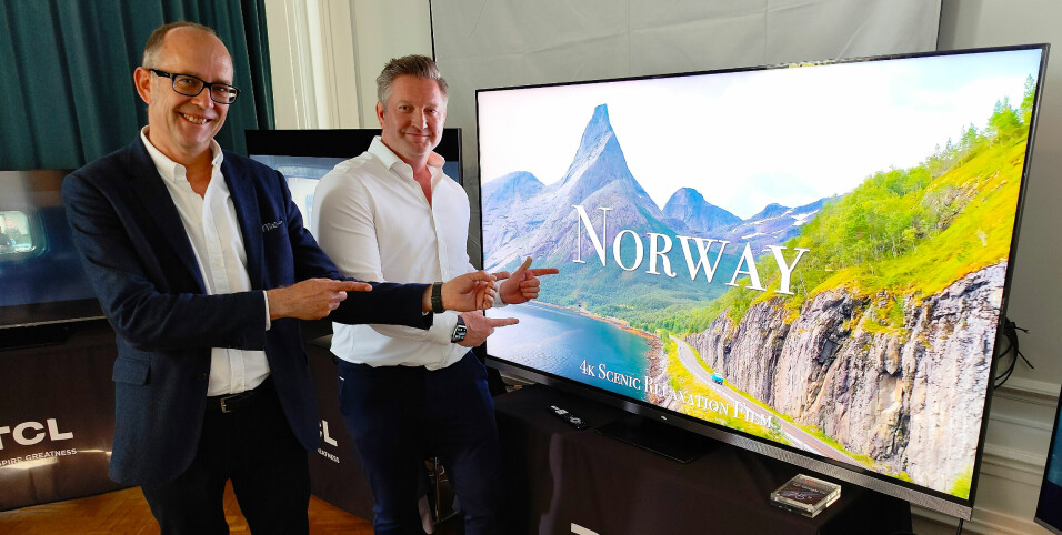 Johan Huss (t. v.) og Per Svensk i TCL Electronics venter at deres nye 4K toppmodell C935 vil slå an i Norge. Foto: Stian Sønsteng