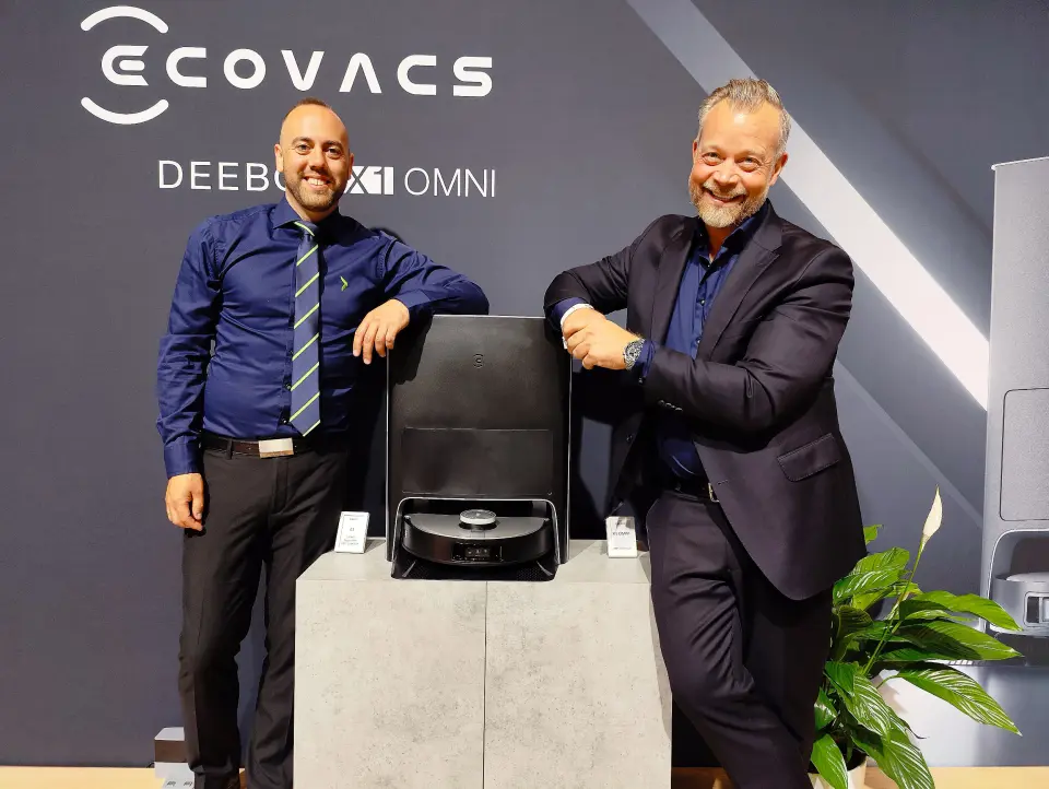 Elkjøps kategoridirektører for småelektriske produkter, Christian Nævdal (t. v.) og Espen Nordheim, med Ecovacs Deebot X1 Omni. Pris: 15.000,- Foto: Stian Sønsteng Elkjøps kategoridirektører for småelektriske produkter, Christian Nævdal (t. v.) og Espen Nordheim, med Ecovacs Deebot X1 Omni. Pris: 15.000,- Foto: Stian Sønsteng