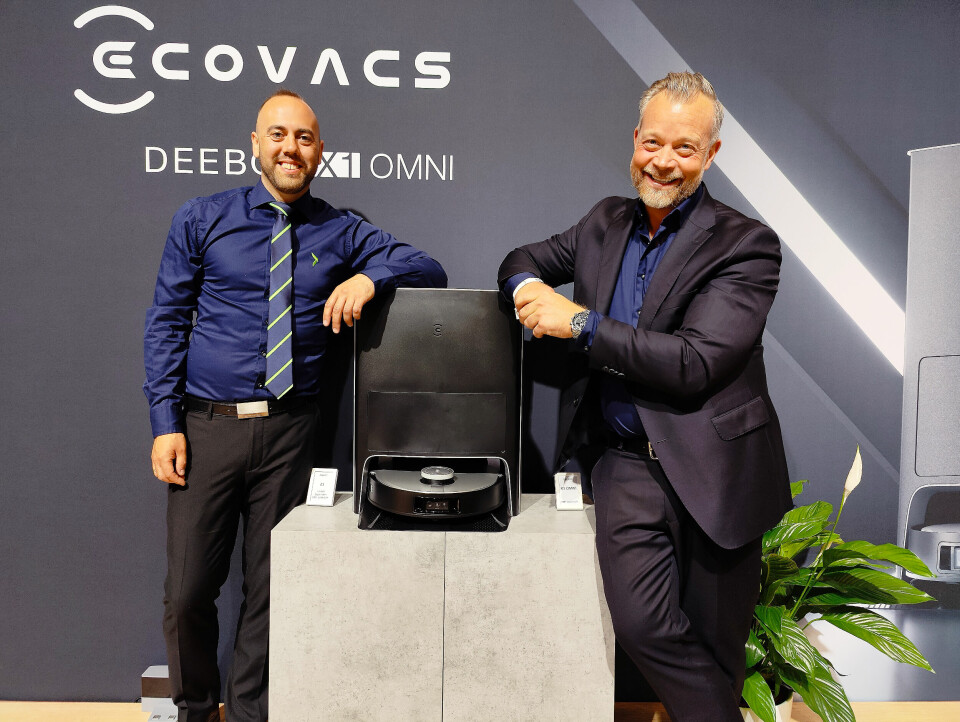 Elkjøps kategoridirektører for småelektriske produkter, Christian Nævdal (t. v.) og Espen Nordheim, med Ecovacs Deebot X1 Omni. Pris: 15.000,- Foto: Stian Sønsteng