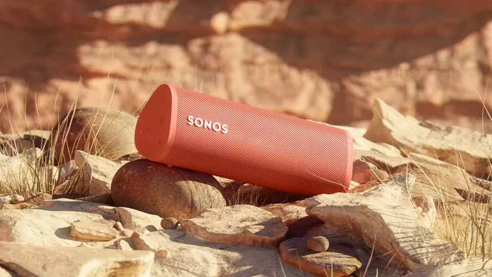 Sonos Roam i fargen Sunset, inspirert av «fargerik ørkensand og dynamiske kveldshimler». Pris: 2.000,- Foto: Sonos