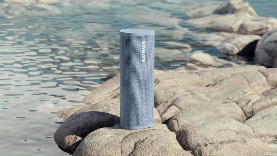 Sonos Roam i fargen Wave, inspirert av «roen i kystenes strender og hageoaser ved bassenget». Pris: 2.000,- Foto: Sonos Sonos Roam i fargen Wave, inspirert av «roen i kystenes strender og hageoaser ved bassenget». Pris: 2.000,- Foto: Sonos