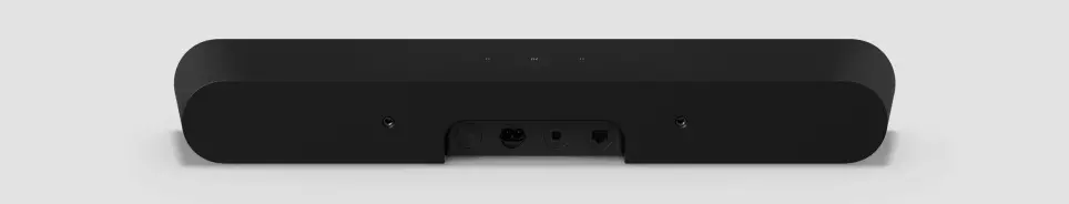 Sonos Ray har en avsmalnende form. Mens Beam og Arc har HDMI eARC, koples Ray til TVen med en optisk kabel. Foto: Sonos
