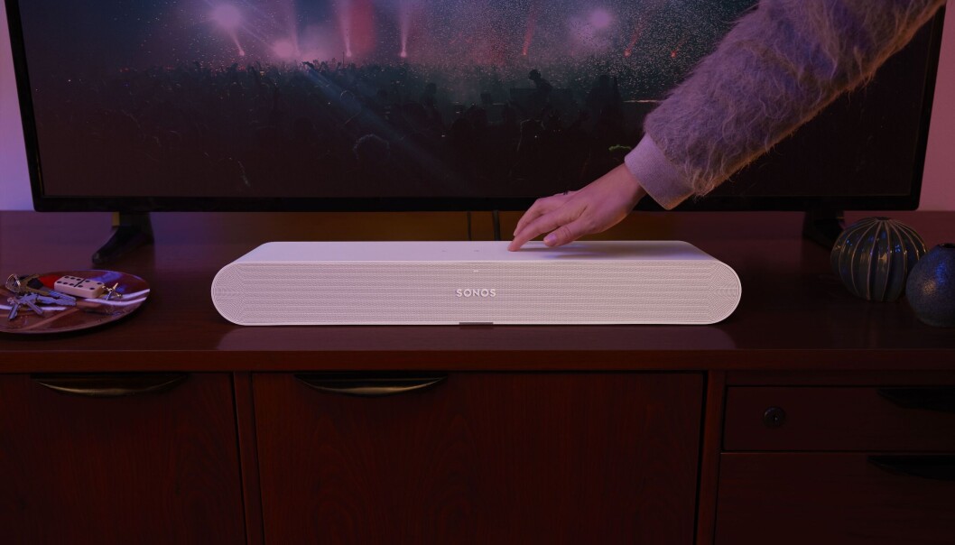 I tillegg til å styres via Sonos-appen eller direkte fra ulike strømmetjenester og TVen, kan Sonos Ray kontrolleres med diskrete berøringsknapper. Foto: Sonos I tillegg til å styres via Sonos-appen eller direkte fra ulike strømmetjenester og TVen, kan Sonos Ray kontrolleres med diskrete berøringsknapper. Foto: Sonos