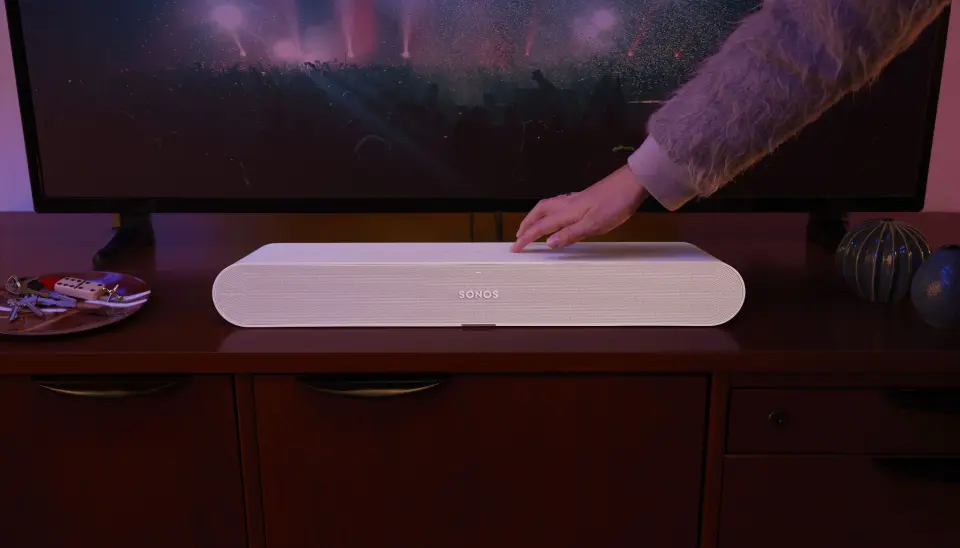 I tillegg til å styres via Sonos-appen eller direkte fra ulike strømmetjenester og TVen, kan Sonos Ray kontrolleres med diskrete berøringsknapper. Foto: Sonos I tillegg til å styres via Sonos-appen eller direkte fra ulike strømmetjenester og TVen, kan Sonos Ray kontrolleres med diskrete berøringsknapper. Foto: Sonos