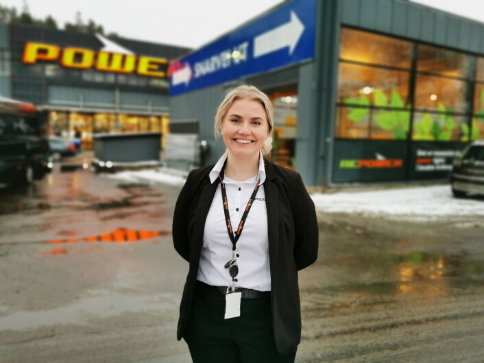 Ine Opseth, logistikk- og ettermarkedssjef i Power, sier selskapets panteløsning gjør at flere leverer inn de brukte mobilene sine i butikk. Foto: Stian Sønsteng Ine Opseth, logistikk- og ettermarkedssjef i Power, sier selskapets panteløsning gjør at flere leverer inn de brukte mobilene sine i butikk. Foto: Stian Sønsteng