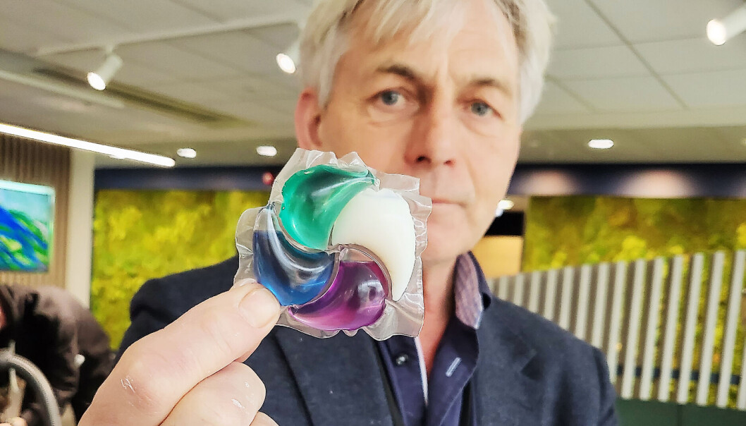 Electrolux’ nye kapsler skal gjøre det enklere å dosere riktig og spare miljøet for unødvendig utslipp gjennom transport, sier Leif Eliassen Neksum, opplæringsansvarlig i Electrolux Norge. Foto: Marte Ottemo Electrolux’ nye kapsler skal gjøre det enklere å dosere riktig og spare miljøet for unødvendig utslipp gjennom transport, sier Leif Eliassen Neksum, opplæringsansvarlig i Electrolux Norge. Foto: Marte Ottemo