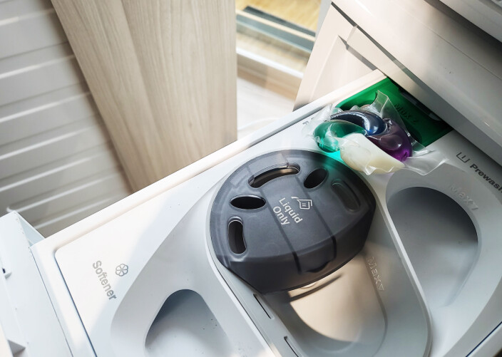 Noen av Electrolux’ nye modeller har såpeskuffen universal dos, med mulighet til også å legge kapsler inn i eget rom. Foto: Marte Ottemo