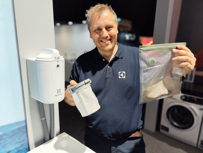 Martin Stenberg viser fram Electrolux’ nye mikrofilter. Foto: Stian Sønsteng