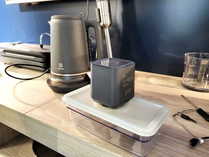 Electrolux nye vakuum-maskin koster rundt tusenlappen, og holder maten holdbar tre til fem ganger lengre. Foto: Marte Ottemo Electrolux nye vakuum-maskin koster rundt tusenlappen, og holder maten holdbar tre til fem ganger lengre. Foto: Marte Ottemo