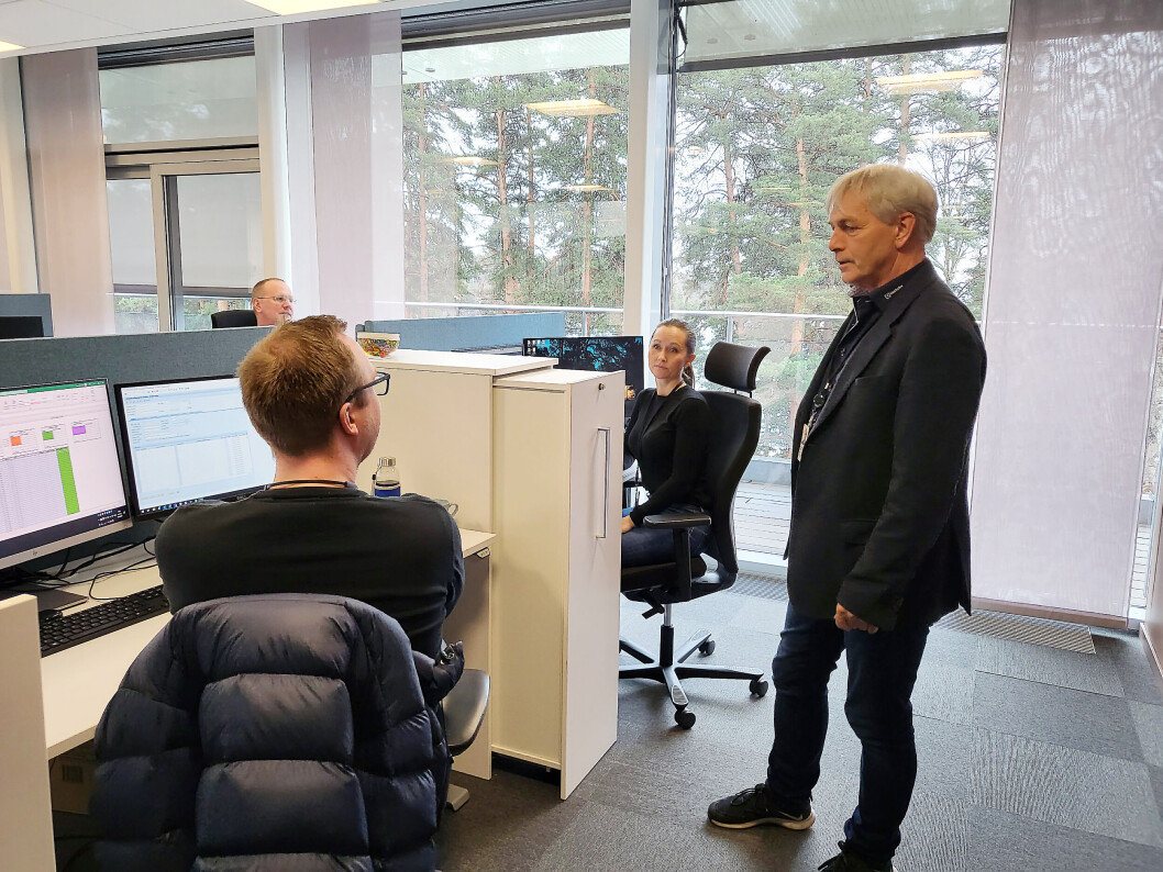 Opplæringsansvarlig Leif Eliassen Neksum slår av en prat med kundeservice og administrasjon. Foto: Marte Ottemo Opplæringsansvarlig Leif Eliassen Neksum slår av en prat med kundeservice og administrasjon. Foto: Marte Ottemo
