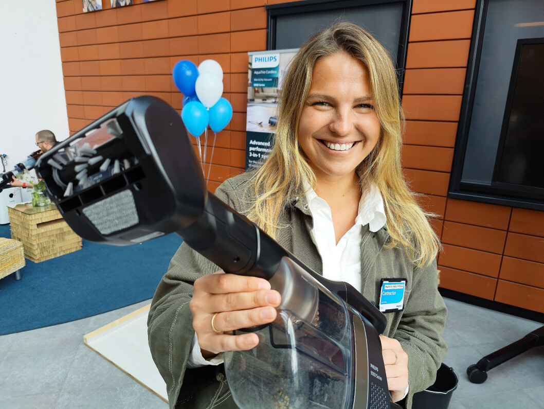 Veera Rytsölä ved Philips Domestic Appliances Norden med et mindre og medfølgende roterende børstehode for tørr rengjøring. Foto: Stian Sønsteng Veera Rytsölä ved Philips Domestic Appliances Norden med et mindre og medfølgende roterende børstehode for tørr rengjøring. Foto: Stian Sønsteng