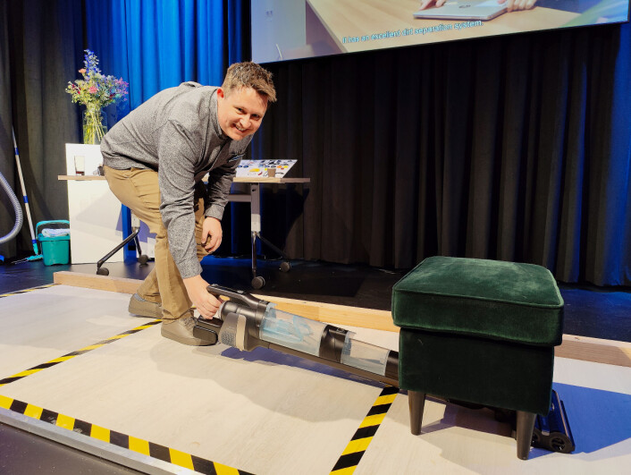 Peter Smith har ledet designarbeidet, og viser hvordan AquaTrio 9000 kan brukes helt flatt, for å komme til under møbler. Foto: Stian Sønsteng Peter Smith har ledet designarbeidet, og viser hvordan AquaTrio 9000 kan brukes helt flatt, for å komme til under møbler. Foto: Stian Sønsteng