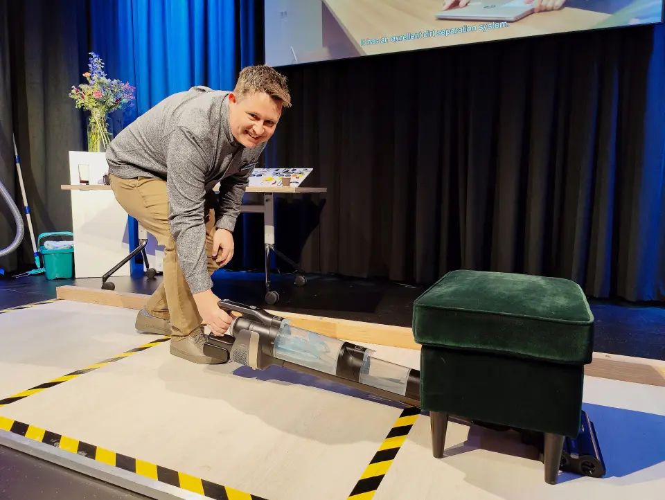 Peter Smith har ledet designarbeidet, og viser hvordan AquaTrio 9000 kan brukes helt flatt, for å komme til under møbler. Foto: Stian Sønsteng Peter Smith har ledet designarbeidet, og viser hvordan AquaTrio 9000 kan brukes helt flatt, for å komme til under møbler. Foto: Stian Sønsteng