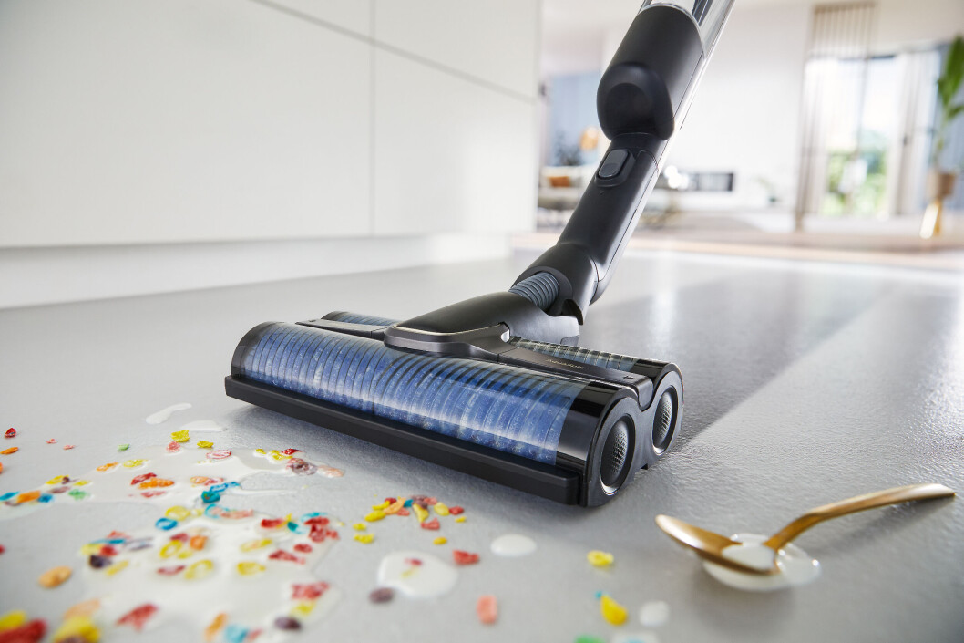 Frokostblanding sølt på gulvet skal kunne fjernes i én operasjon med Philips AquaTrio 9000. Foto: Philips Frokostblanding sølt på gulvet skal kunne fjernes i én operasjon med Philips AquaTrio 9000. Foto: Philips