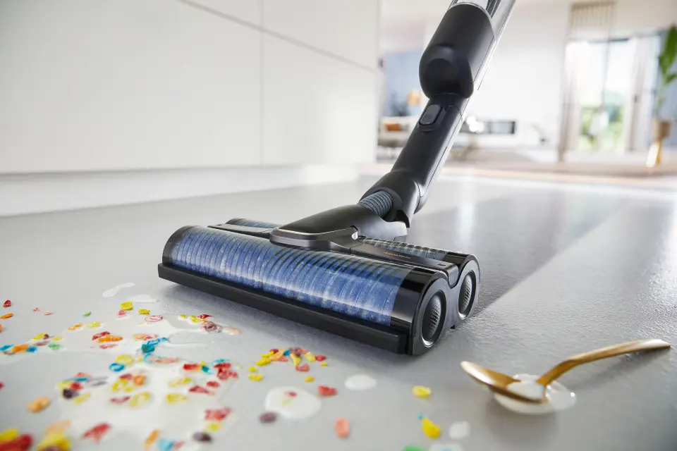 Frokostblanding sølt på gulvet skal kunne fjernes i én operasjon med Philips AquaTrio 9000. Foto: Philips Frokostblanding sølt på gulvet skal kunne fjernes i én operasjon med Philips AquaTrio 9000. Foto: Philips