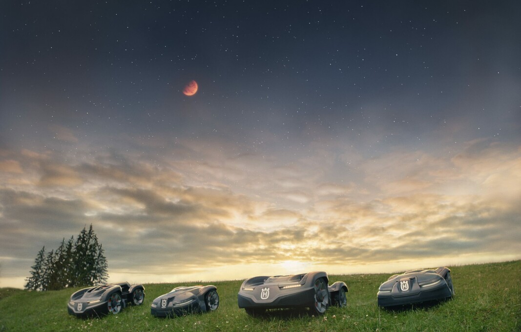 Den 5. august vil Husqvarna la sine robotgressklippere fremføre busdagssangen for roboten Curiosity Rover på mars. Illustrasjon: Husqvarna Den 5. august vil Husqvarna la sine robotgressklippere fremføre busdagssangen for roboten Curiosity Rover på mars. Illustrasjon: Husqvarna