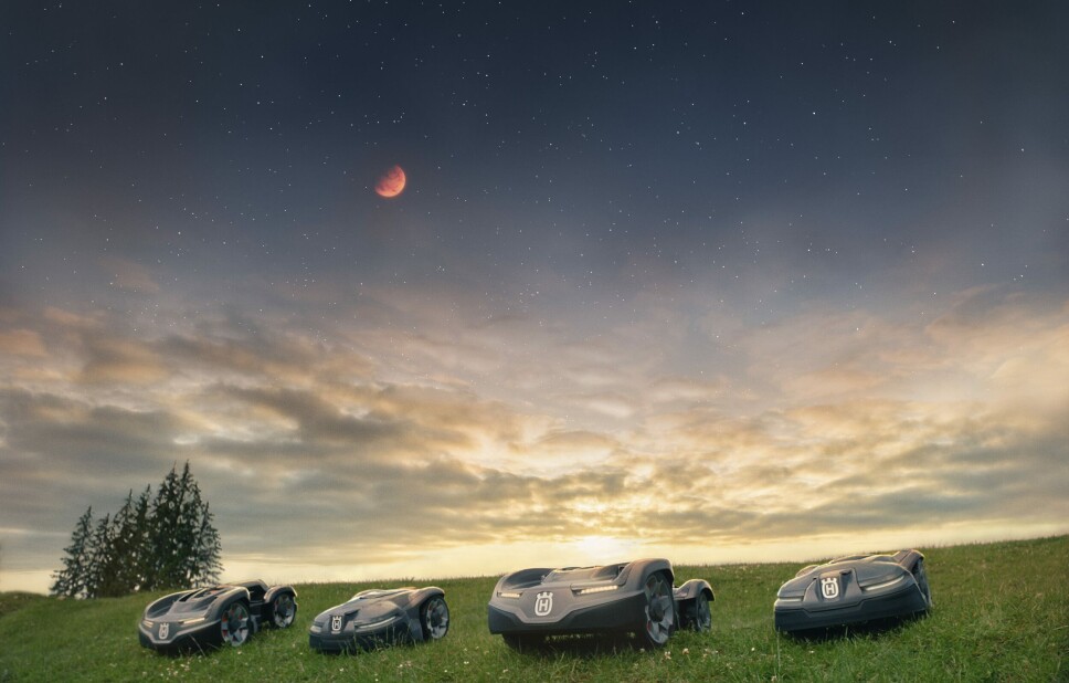 Den 5. august vil Husqvarna la sine robotgressklippere fremføre busdagssangen for roboten Curiosity Rover på mars. Illustrasjon: Husqvarna