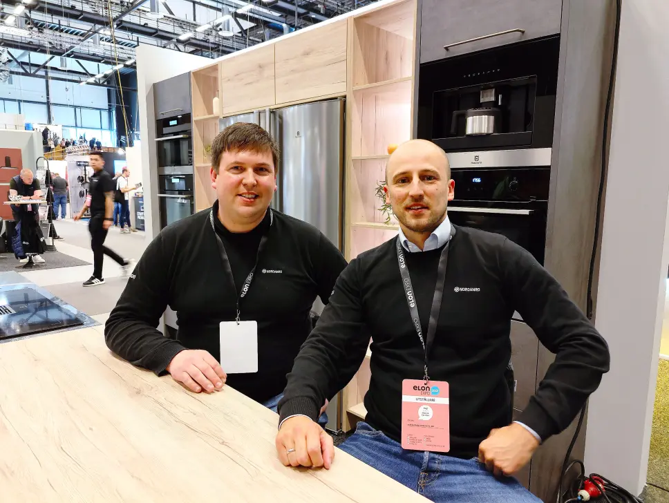 Pål Ivar Hemseter (t .v.) i Elon Norge og Maksim Dembizki i Nobelia i et Nordanro-kjøkken med hvitevarer fra Husqvarna. Foto: Stian Sønsteng Pål Ivar Hemseter (t .v.) i Elon Norge og Maksim Dembizki i Nobelia i et Nordanro-kjøkken med hvitevarer fra Husqvarna. Foto: Stian Sønsteng