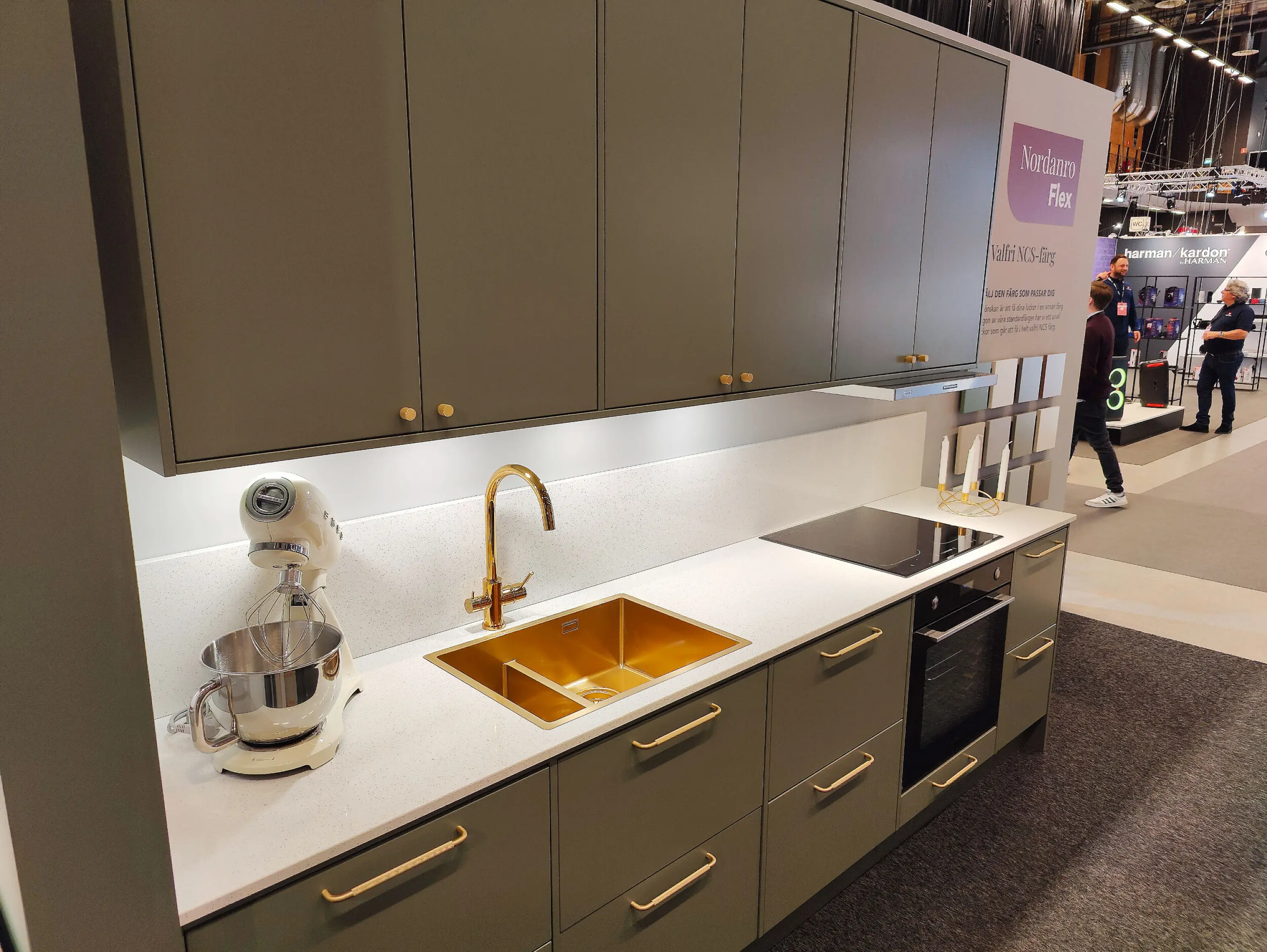 Nordanro Flex er et flatpakket kjøkken produsert i Estland, som klikkes sammen på samme måte som et laminatgulv. Foto: Stian Sønsteng Nordanro Flex er et flatpakket kjøkken produsert i Estland, som klikkes sammen på samme måte som et laminatgulv. Foto: Stian Sønsteng