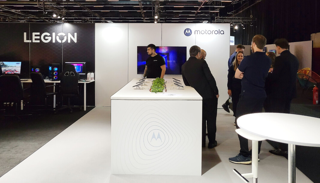 Motorolas stand på Campus ligger rett ved siden av morselskapet Lenovo, og de viser fram fem modeller under Elkjøp-messen. Foto: Marte Ottemo Motorolas stand på Campus ligger rett ved siden av morselskapet Lenovo, og de viser fram fem modeller under Elkjøp-messen. Foto: Marte Ottemo