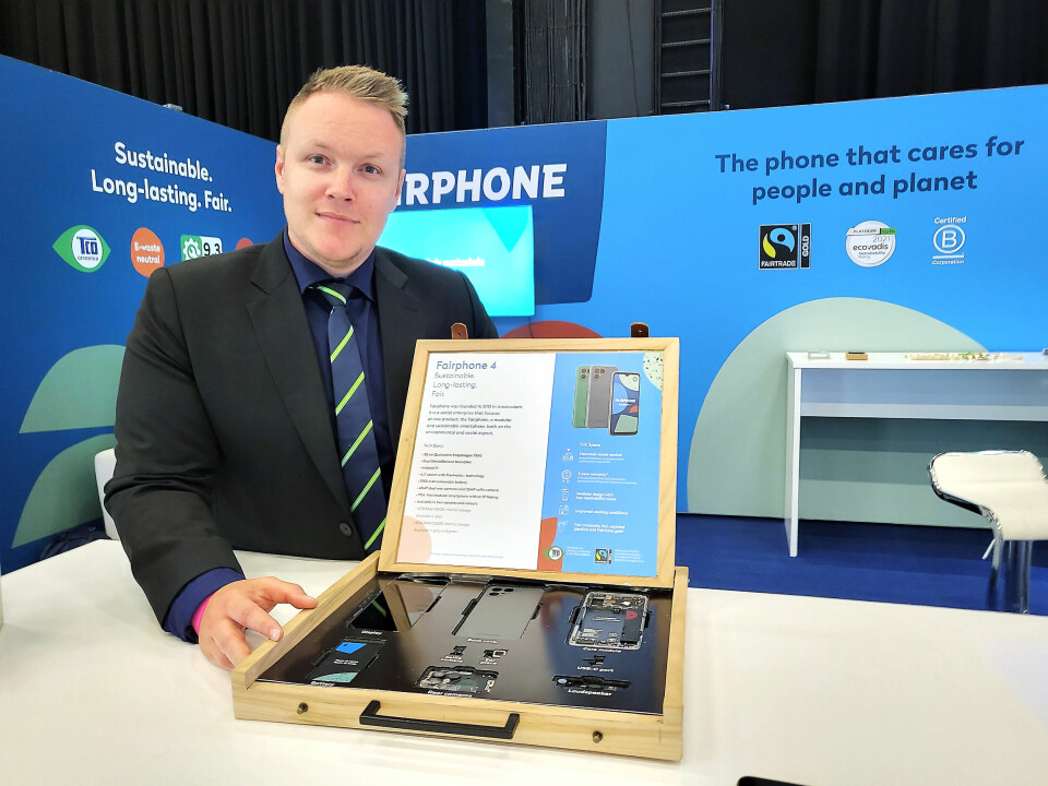 Salgssjef for telekom i Elkjøp, Stian Hoff, viser fram den bærekraftige mobilen fra Fairphone. Foto: Marte Ottemo