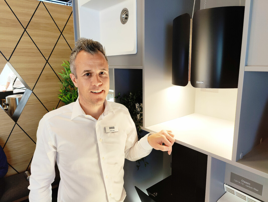 Jonas Lybell i Franke Home Solutions leverer platetopper med integrert ventilator, tradisjonelle kjøkkenventilatorer, blandebatterier og vasker til Elkjøp. Foto: Stian Sønsteng