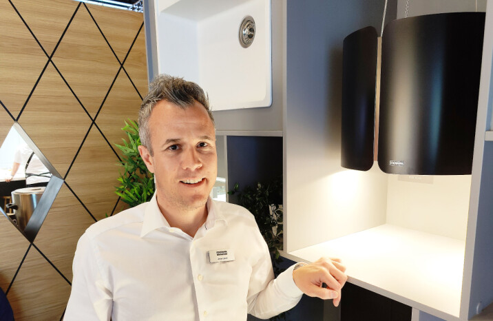 Jonas Lybell i Franke Home Solutions leverer platetopper med integrert ventilator, tradisjonelle kjøkkenventilatorer, blandebatterier og vasker til Elkjøp. Foto: Stian Sønsteng