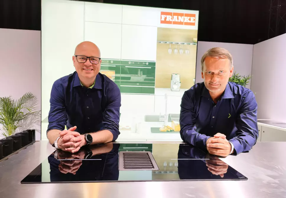 Kategoridirektør Tommy Myhre (t. v.) og salgsdirektør Martin Jensen i Elkjøp Nordic sier Franke er en ny hovedpartner i hvitevarekategorien. Foto: Stian Sønsteng