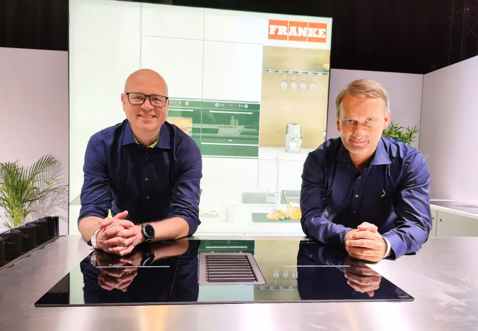 Kategoridirektør Tommy Myhre (t. v.) og salgsdirektør Martin Jensen i Elkjøp Nordic sier Franke er en ny hovedpartner i hvitevarekategorien. Foto: Stian Sønsteng Kategoridirektør Tommy Myhre (t. v.) og salgsdirektør Martin Jensen i Elkjøp Nordic sier Franke er en ny hovedpartner i hvitevarekategorien. Foto: Stian Sønsteng