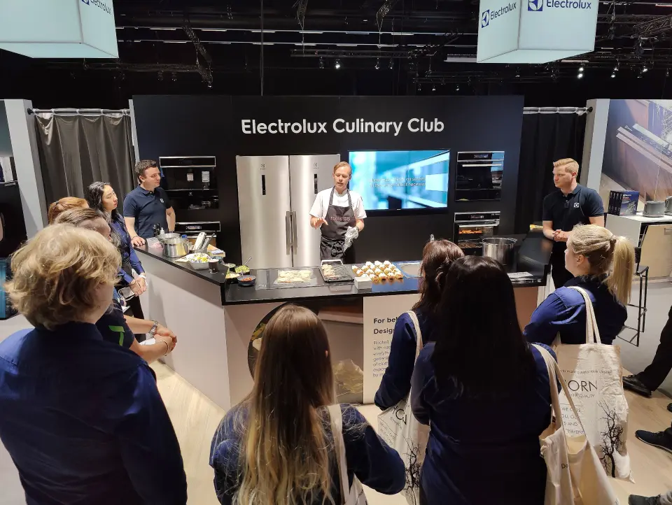 Jonas Modell i Foodsteps/Kulinarisk akademi demonstrerer Electrolux’ produkter under Campus Home. Foto: Stian Sønsteng Jonas Modell i Foodsteps/Kulinarisk akademi demonstrerer Electrolux’ produkter under Campus Home. Foto: Stian Sønsteng