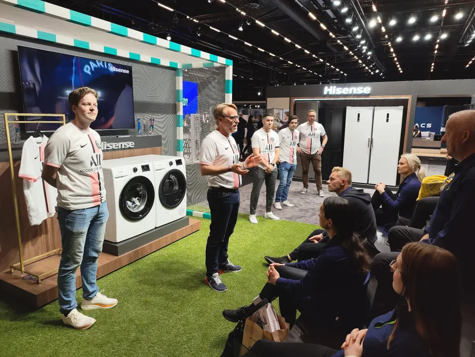 Bjørn Mangset og hans kolleger viser her vask og tørk fra Hisense. Foto: Stian Sønsteng Bjørn Mangset og hans kolleger viser her vask og tørk fra Hisense. Foto: Stian Sønsteng