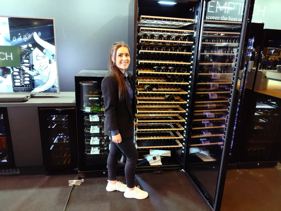 Lisa Mari Evensen i Temptech med vinskapet E-cellar 185 fra La Sommelière. Pris: 69.000,- Foto: Stian Sønsteng Lisa Mari Evensen i Temptech med vinskapet E-cellar 185 fra La Sommelière. Pris: 69.000,- Foto: Stian Sønsteng