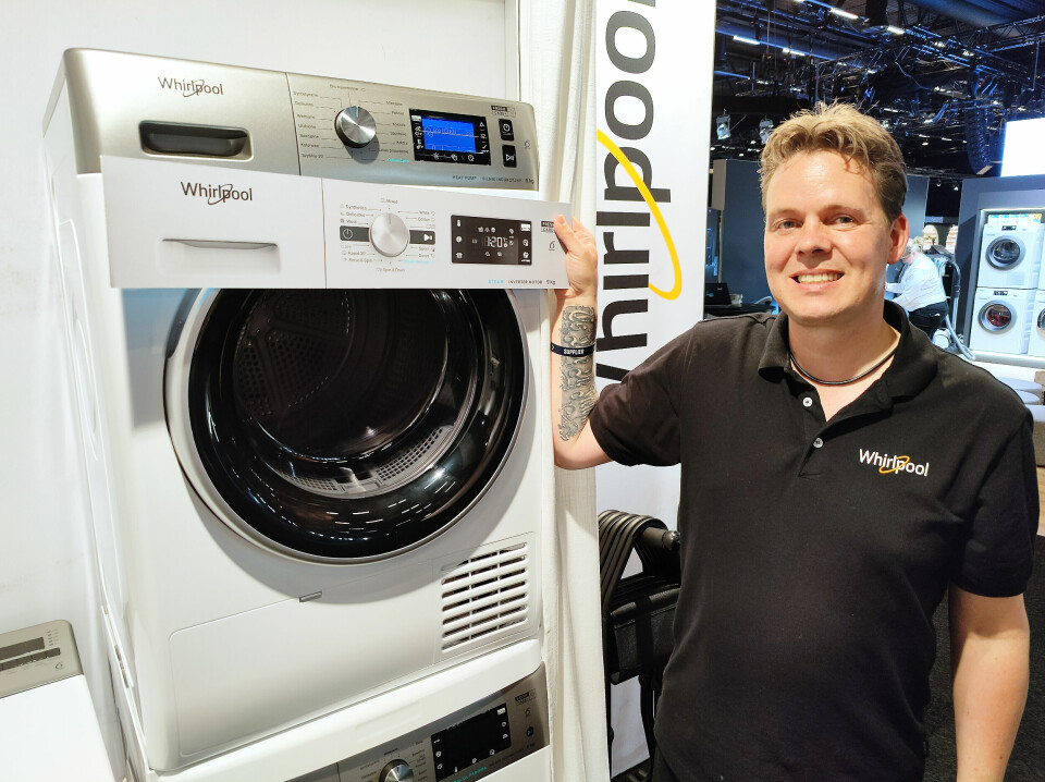 Morten Pedersen i Whirlpool med Silverline-serien innen vask og tørk, som kom i butikkene på sensommeren. Foto: Stian Sønsteng
