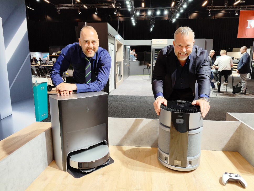 De nordiske kategoridirektørene Christian Nævdal (t. v.) og Espen Nordheim med Ecovacs Deebot X1 Omni og luftrenseren Airbot. Foto: Stian Sønsteng