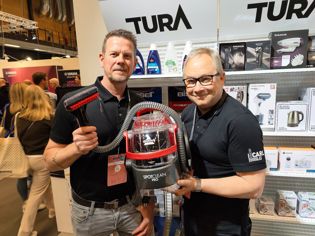Joachim Persson (t. v.) og Jo Petter Kjeldset i Tura Scandinavia AB med Bissell Spotclean Pro, som blant annet kan brukes til å rense sofaer og bilseter. Pris: 2.400,- Foto: Stian Sønsteng Joachim Persson (t. v.) og Jo Petter Kjeldset i Tura Scandinavia AB med Bissell Spotclean Pro, som blant annet kan brukes til å rense sofaer og bilseter. Pris: 2.400,- Foto: Stian Sønsteng