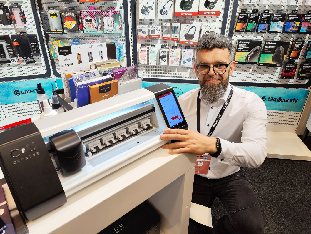 Przemysław Wozniczka i Lamel Technology med plotteren som tilpasser beskyttelsesfilm fra MyScreen Protector til mobiler og nettbrett. Foto: Stian Sønsteng Przemysław Wozniczka i Lamel Technology med plotteren som tilpasser beskyttelsesfilm fra MyScreen Protector til mobiler og nettbrett. Foto: Stian Sønsteng