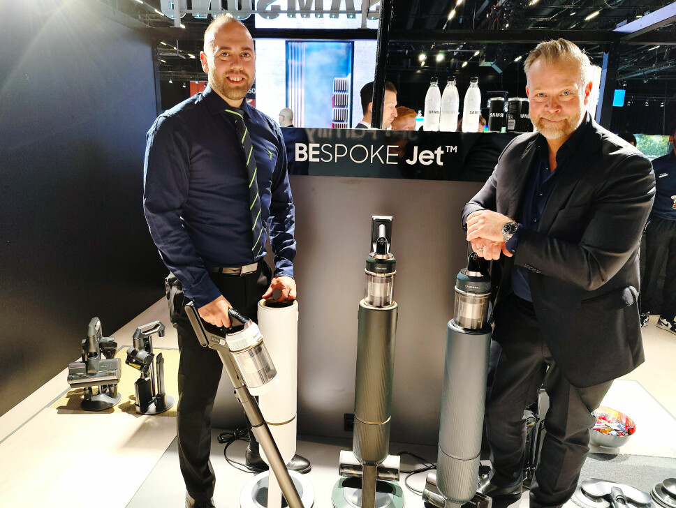 Christian Nævdal (t. v.) og Espen Nordheim i Elkjøp med Samsungs stavsuger Bespoke Jet med tømmestasjon. Pris: 10.500-12.000,- Foto: Stian Sønsteng